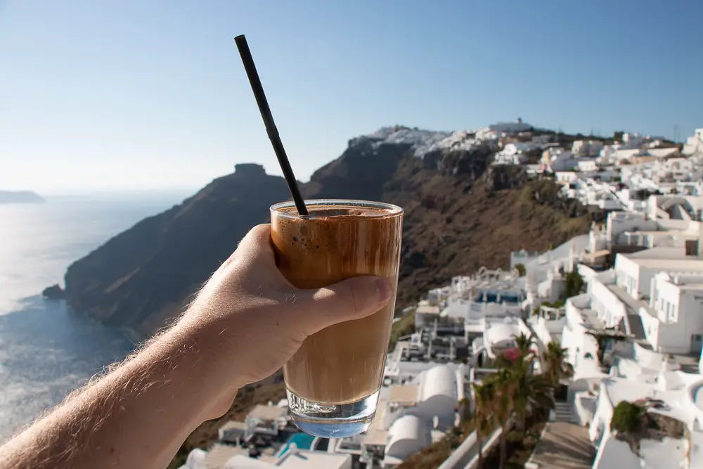 Kaffee auf Santorini in einem Hotel in Griechenland Kaffee auf Santorini in einem Hotel in Griechenland