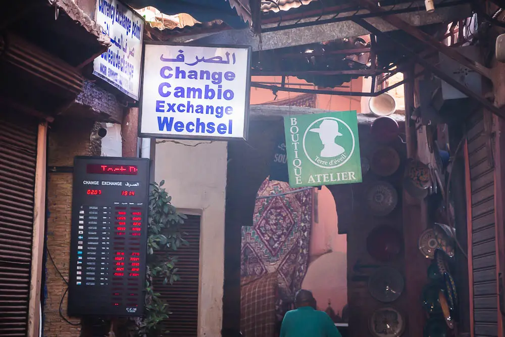 Schild mit dem Euro Marokkanische Dirham Wechselkurs in Marrakesch in Marokko