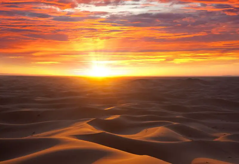 Sonnenaufgang in der Wüste in Marokko