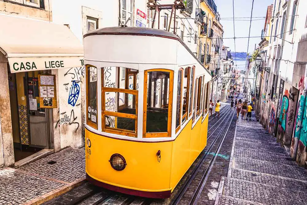 Straßenbahn in der Hauptstadt Lissabon in Portugal