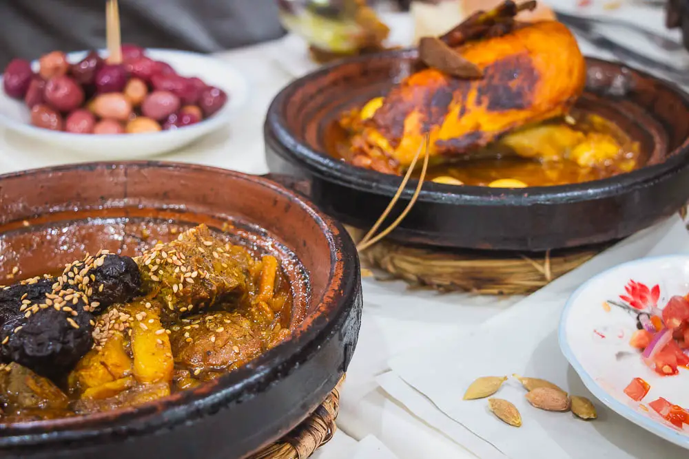 Süße Tajine mit Rindfleisch und eine saure Tajine mit Hühnchen in einem Restaurant in Marrakesch.