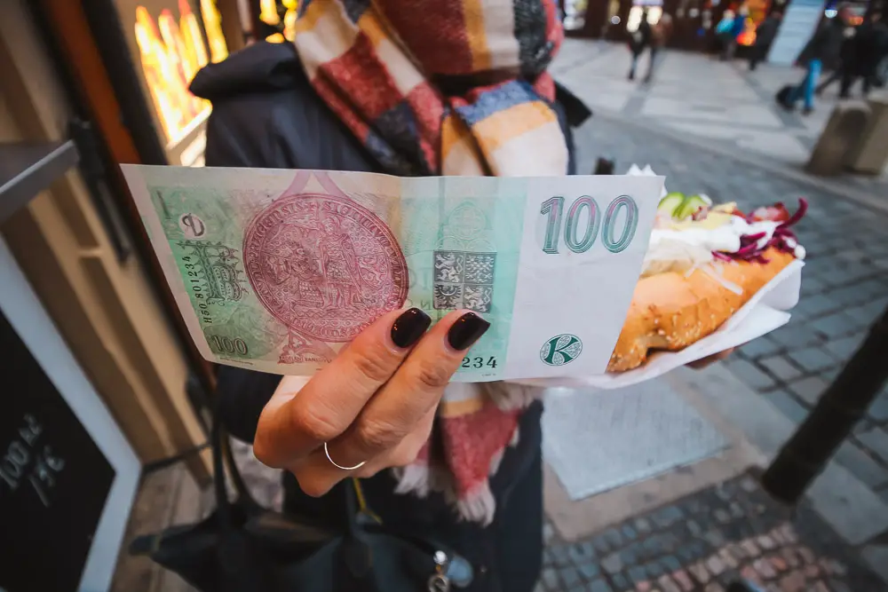 Bezahlen mit Bargeld an einem Stand in Prag in Tschechien