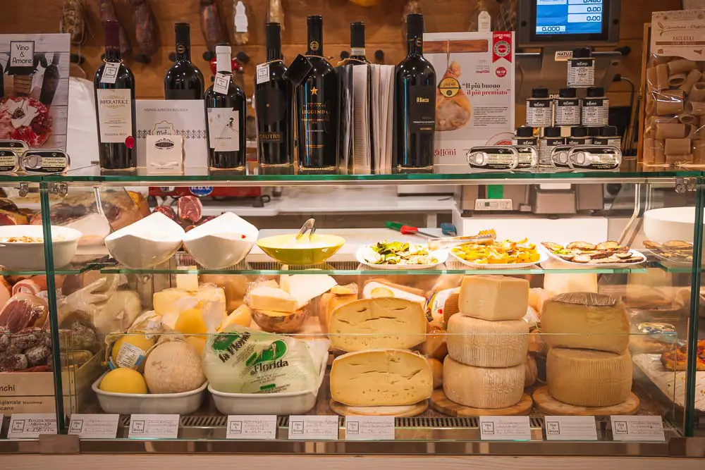 Ein Laden mit Käse aus Italien Ein Laden mit Käse aus Italien