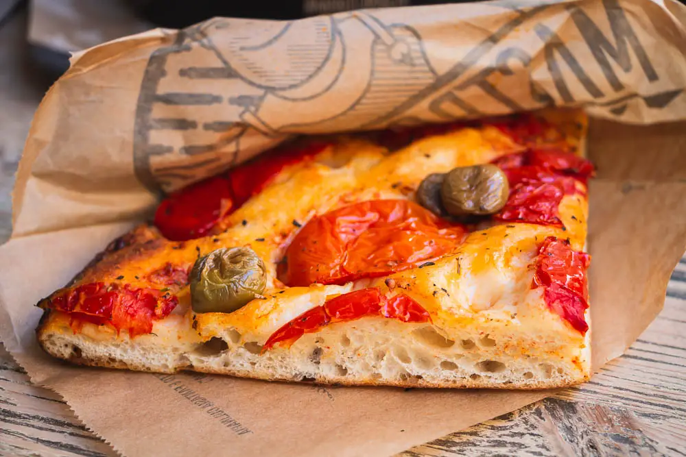 Focaccia Barese aus einem Laden in Bari in Italien Focaccia Barese aus einem Laden in Bari in Italien