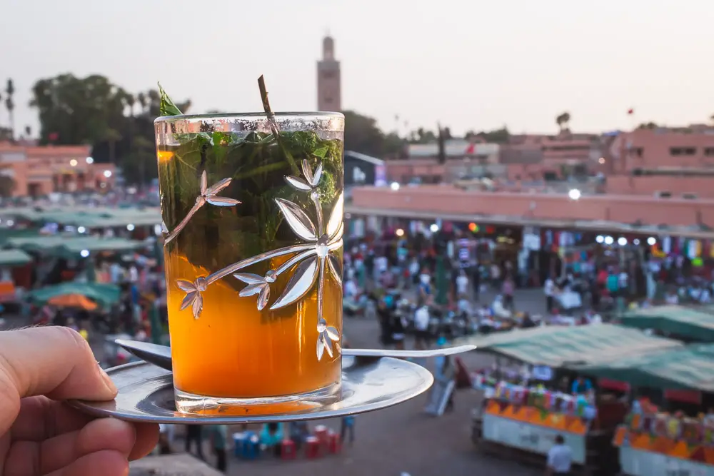 Glas mit Minztee in Marrakesch in Marokko