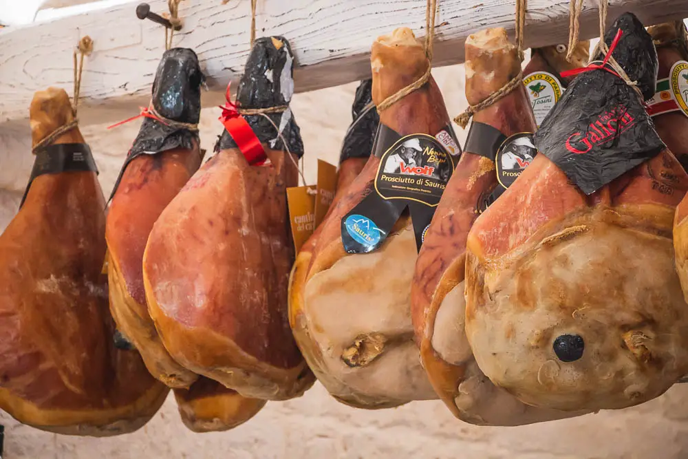 Laden mit Schinken aus Italien Laden mit Schinken aus Italien