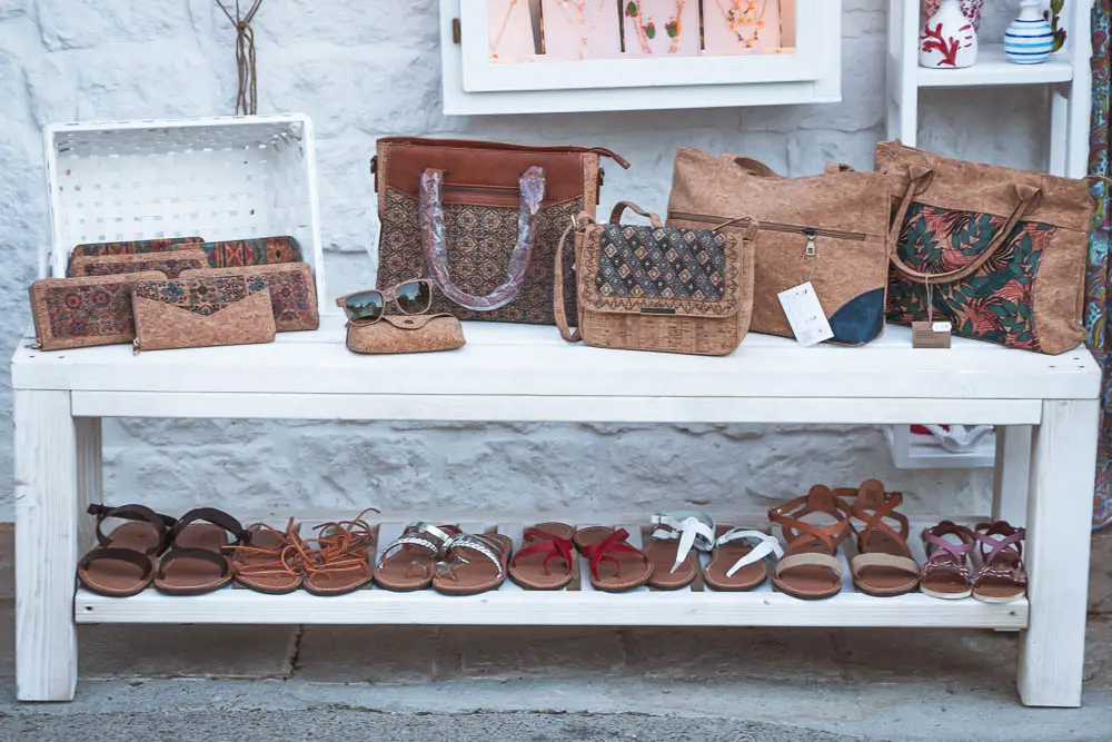 Sandalen und Handtaschen in einem Laden in Italien Sandalen und Handtaschen in einem Laden in Italien