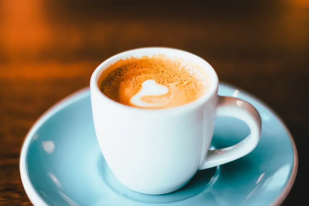 Tasse mit Espresso am Tresen von einem Café in Italien