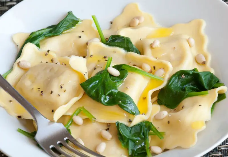 Teller mit Ravioli aus Italien