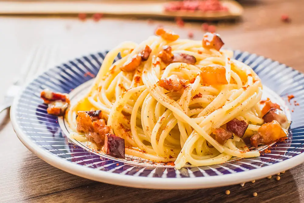 Teller mit Spaghetti Carbonara aus der Küche von Italien Teller mit Spaghetti Carbonara aus der Küche von Italien