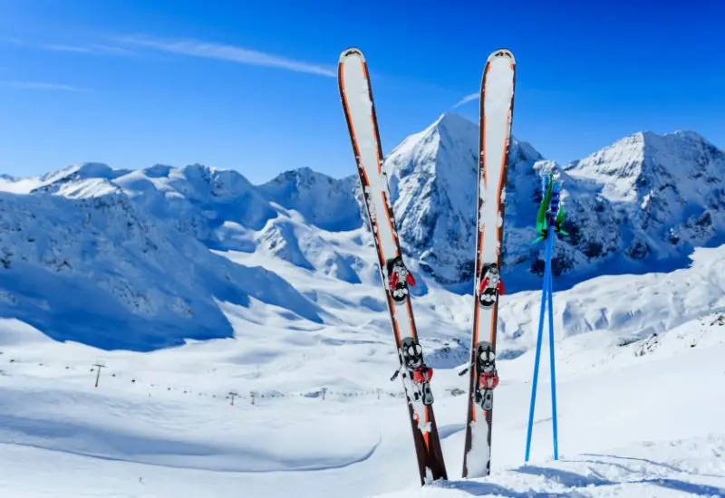 Ski und Skistöcke auf einer Skipiste in Österreich