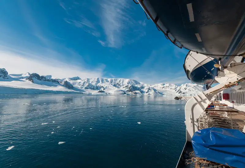 Schiff in der Paradise Bay in der Antarktis