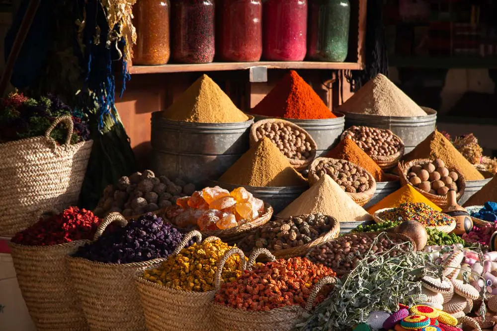 Souks mit Gewürzen in der Medina von Marrakesch in Marokko