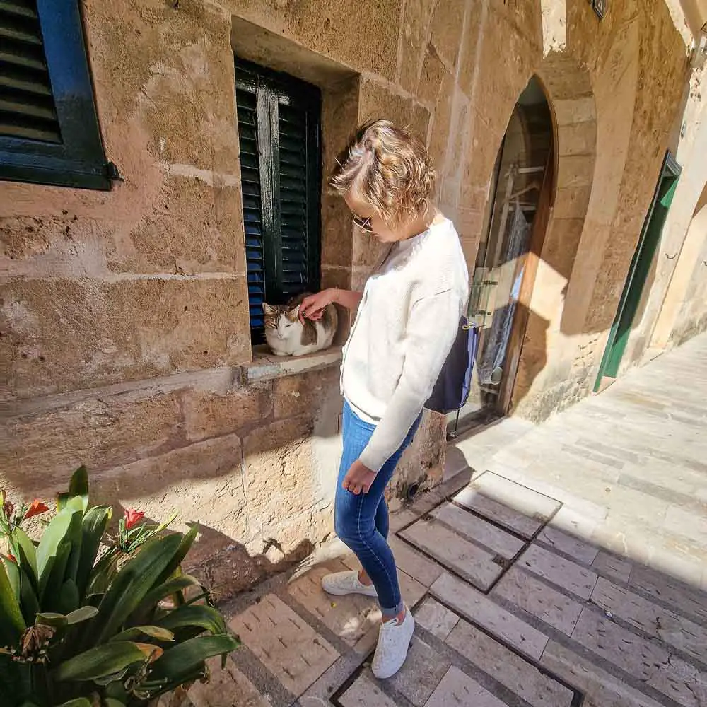 Daria mit Katze in Alcudia auf Mallorca in Spanien