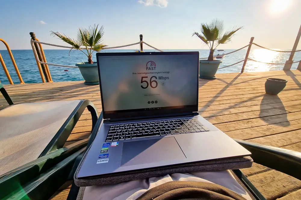 Digitaler Nomade mit Internet am Notebook an einem Strand