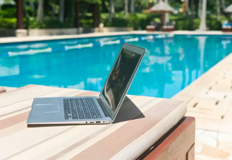 Notebook Remote Work am Pool