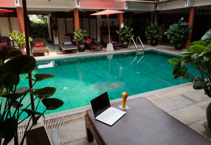 Notebook während Remote Work in einem Hotel Notebook während Remote Work in einem Hotel