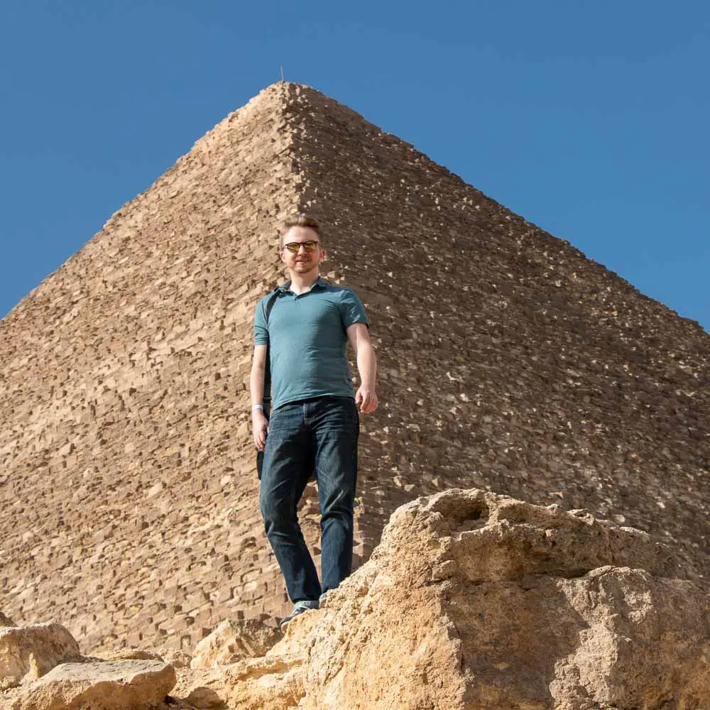 Thomas bei den Pyramiden in Gizeh in Ägyptern