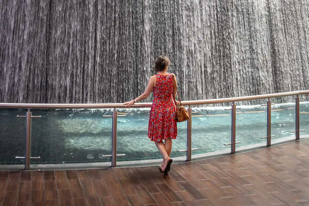 Daria am Wasserfall in der Dubai Mall in Dubai in den VAE
