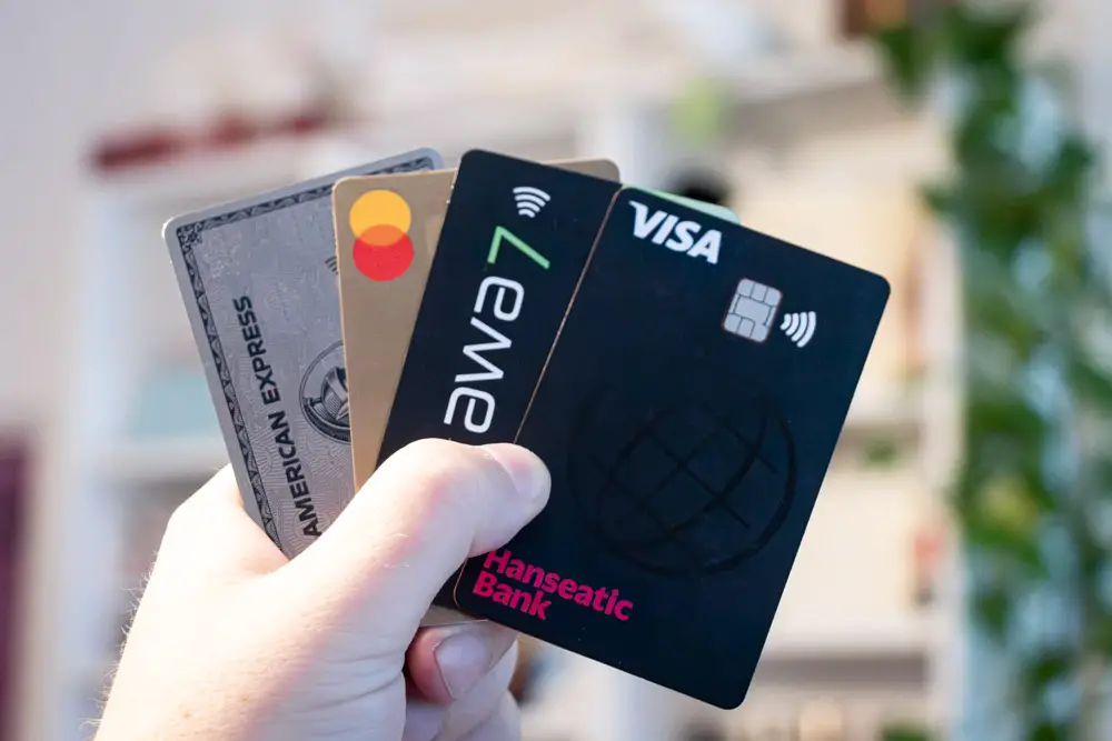 Mehrere Kreditkarten in einer Hand Foto