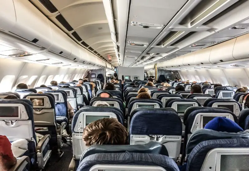 Sitzreihen in einem großen Flugzeug Sitzreihen in einem großen Flugzeug