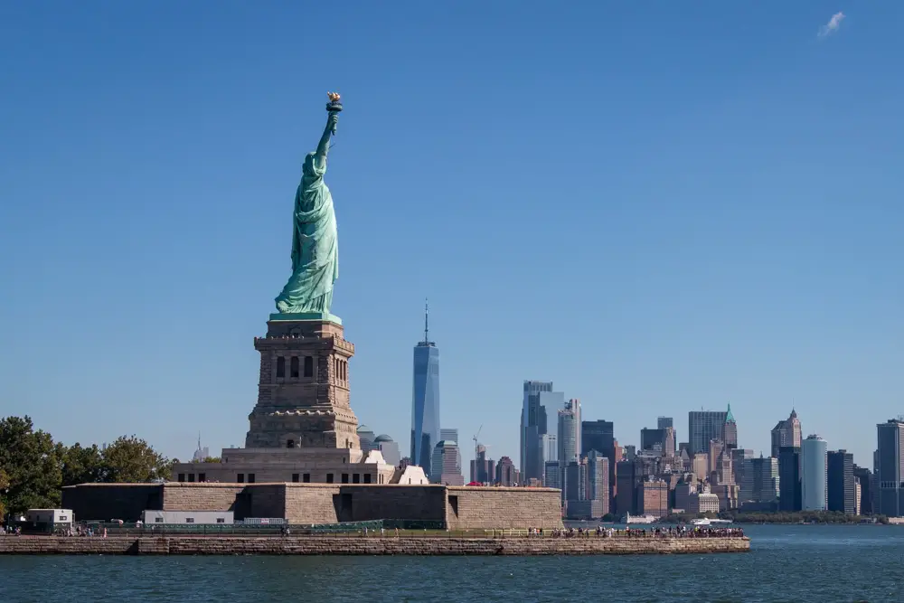 Freiheitsstatue mit Blick auf Manhattan in New York in den USA Freiheitsstatue mit Blick auf Manhattan in New York in den USA