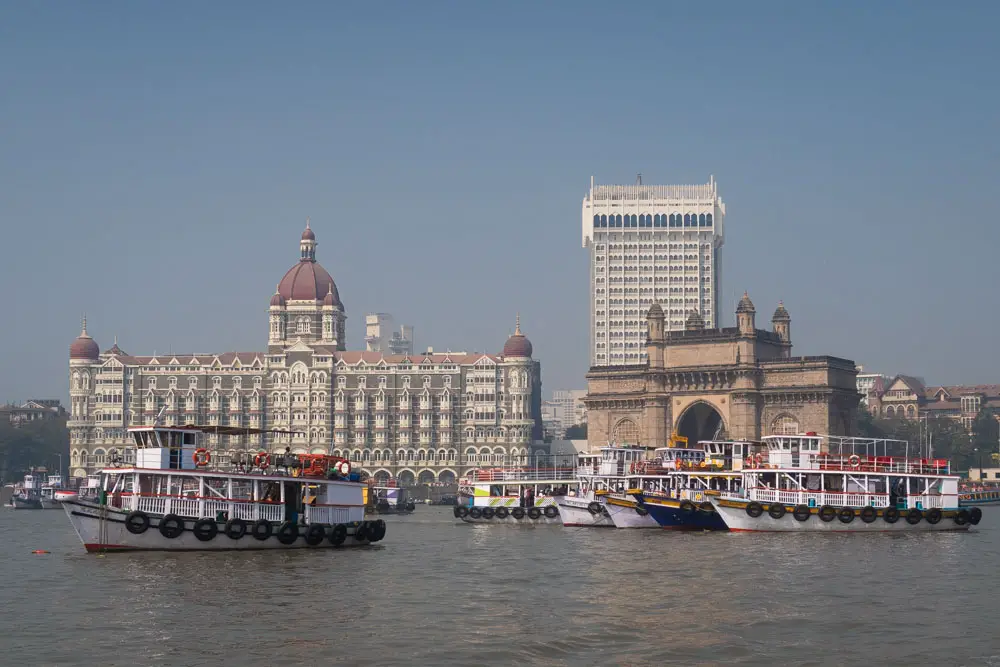 Taj Mahal Palace Hotel mit dem Gateway of India in Mumbai in Indien