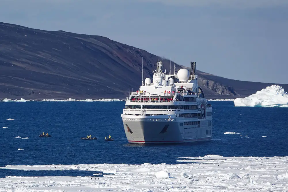 Antarktis Expeditionsschiff Le Soleal von Ponant in der Antarktis