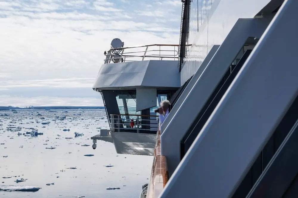 Ausblick vom Balkon von einem Antarktis Expeditionsschiff auf das Meer in der Antarktis