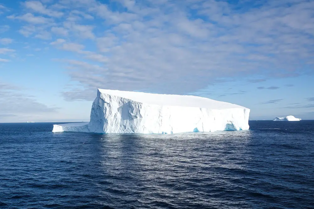 Ein Eisberg in der Antarktis