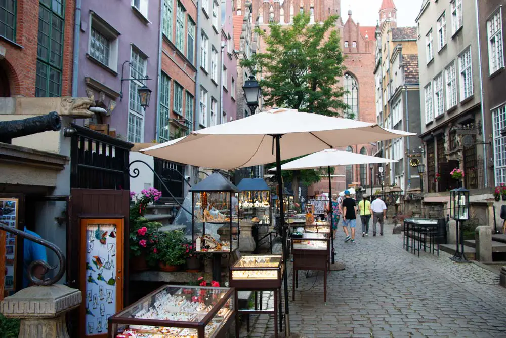 Gasse mit einem Markt in Danzig in Polen Gasse mit einem Markt in Danzig in Polen