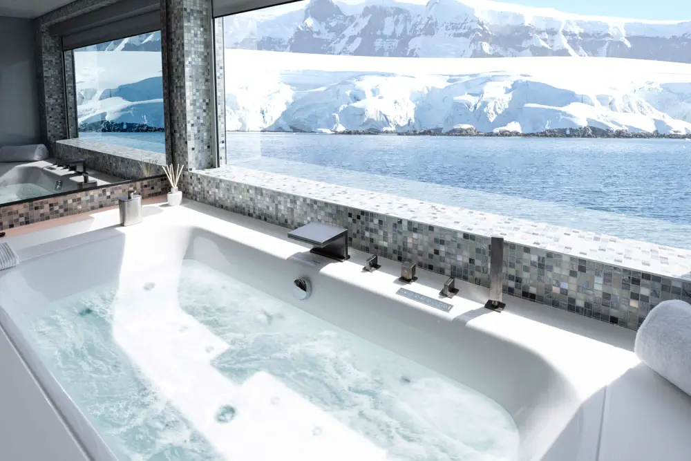 Badezimmer auf der Scenic Eclipse in der Antarktis Badezimmer auf der Scenic Eclipse in der Antarktis