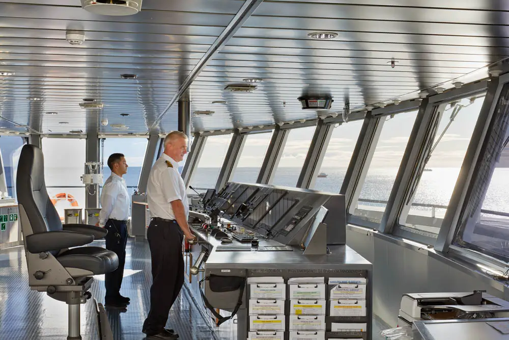 Brücke der Magellan Explorer in der Antarktis Brücke der Magellan Explorer in der Antarktis