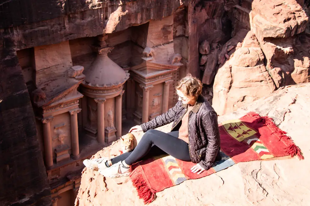 Daria mit Katze mit Blick auf das Schatzhaus in Petra in Jordanien