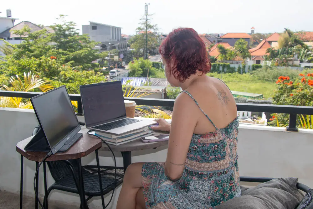 Daria mit Notebook in Canggu auf Bali in Indonesien