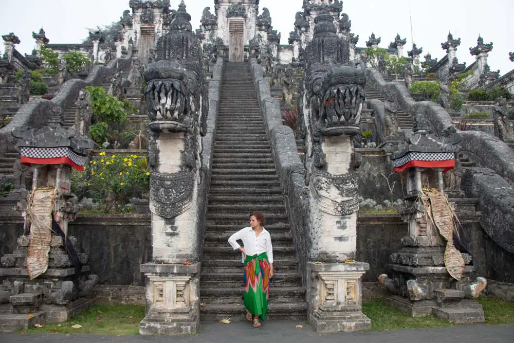 Daria vor einem Tempel in Indonesien