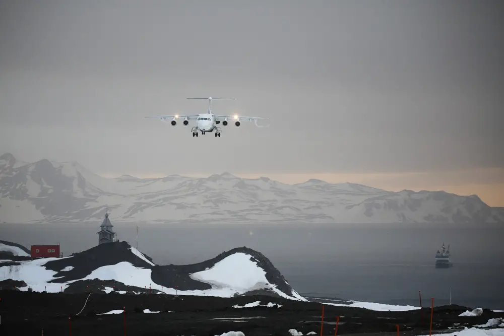 Flugzeug von Antarctica21 Landung auf King George Island in der Antarktis Flugzeug von Antarctica21 Landung auf King George Island in der Antarktis
