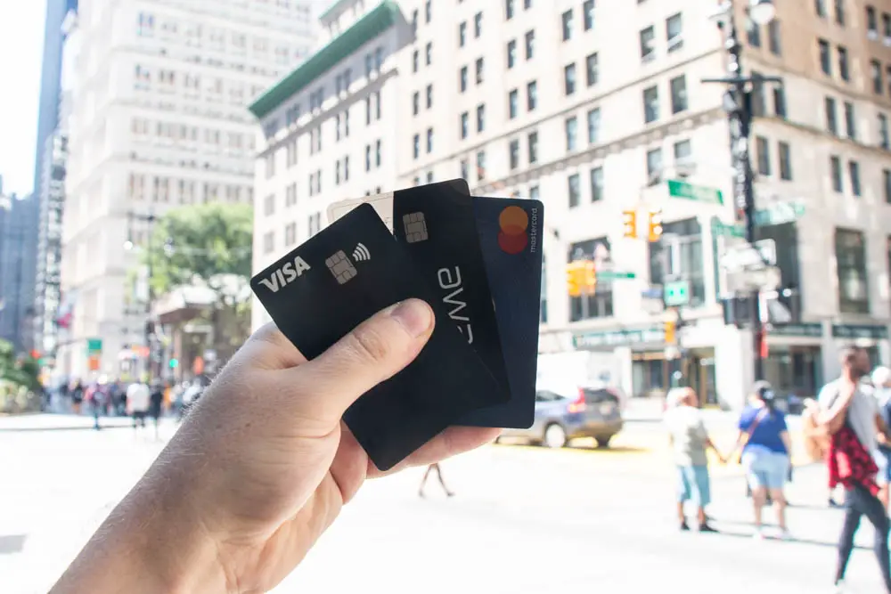 Ich halte mehrere Kreditkarten in meiner Hand in einer Straße in Manhattan New York USA Ich halte mehrere Kreditkarten in meiner Hand in einer Straße in Manhattan New York USA