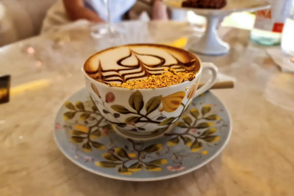 Kaffee mit Blattgold im Emirates Palace Hotel in Abu Dhabi in den VAE