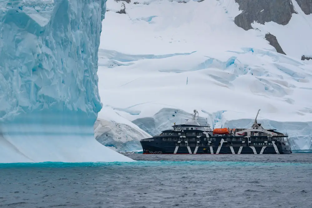 Magellan Explorer von Antarctica21 in der Antarktis Magellan Explorer von Antarctica21 in der Antarktis