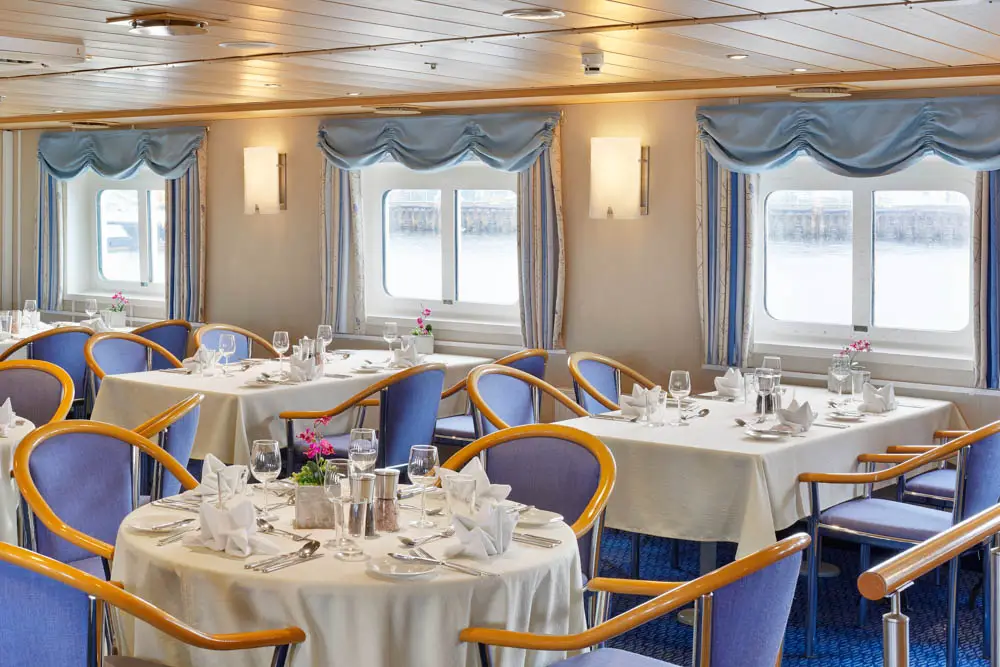 Restaurant der Ocean Nova von Antarctica21 in der Antarktis Restaurant der Ocean Nova von Antarctica21 in der Antarktis