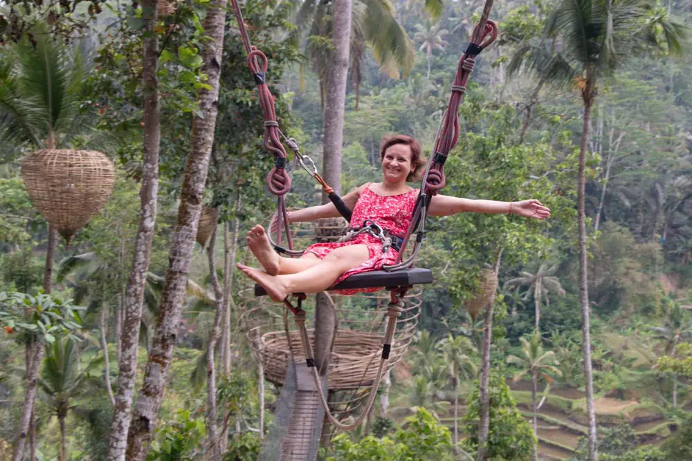 Schaukel in einem Regenwalt nahe Ubud im Zentrum von Bali in Indonesien