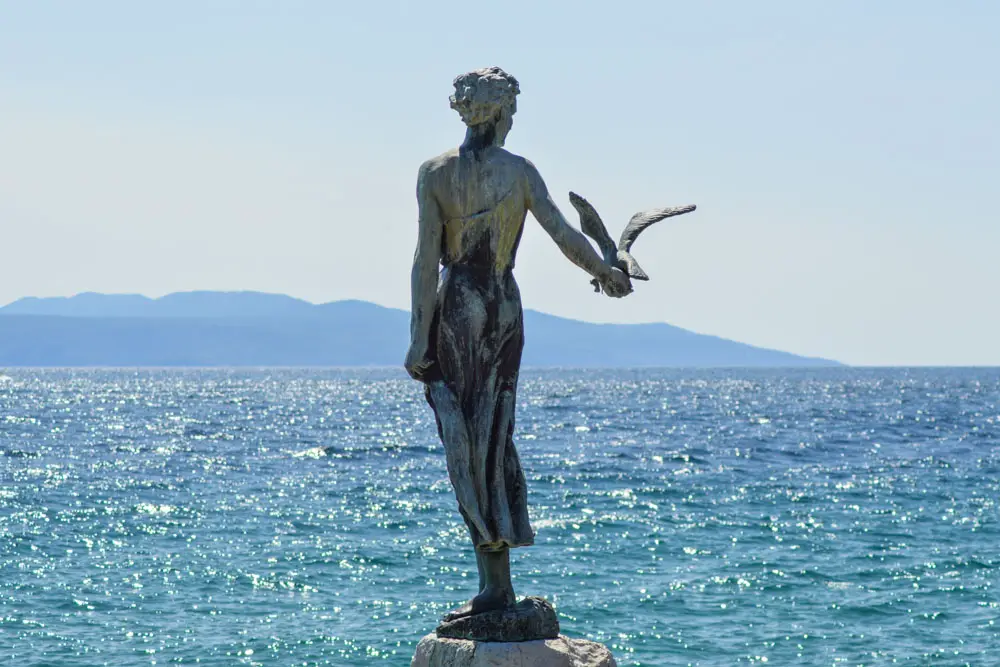 Statue am Meer in Opatija in Kroatien