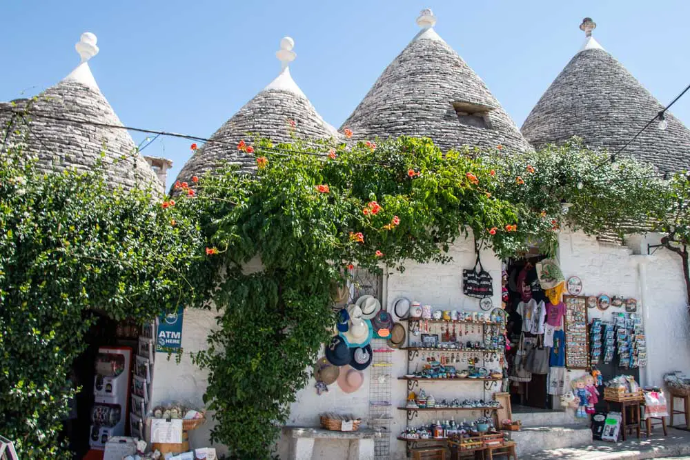 Trulli mit Souvenirladen in Alberobello in Italien