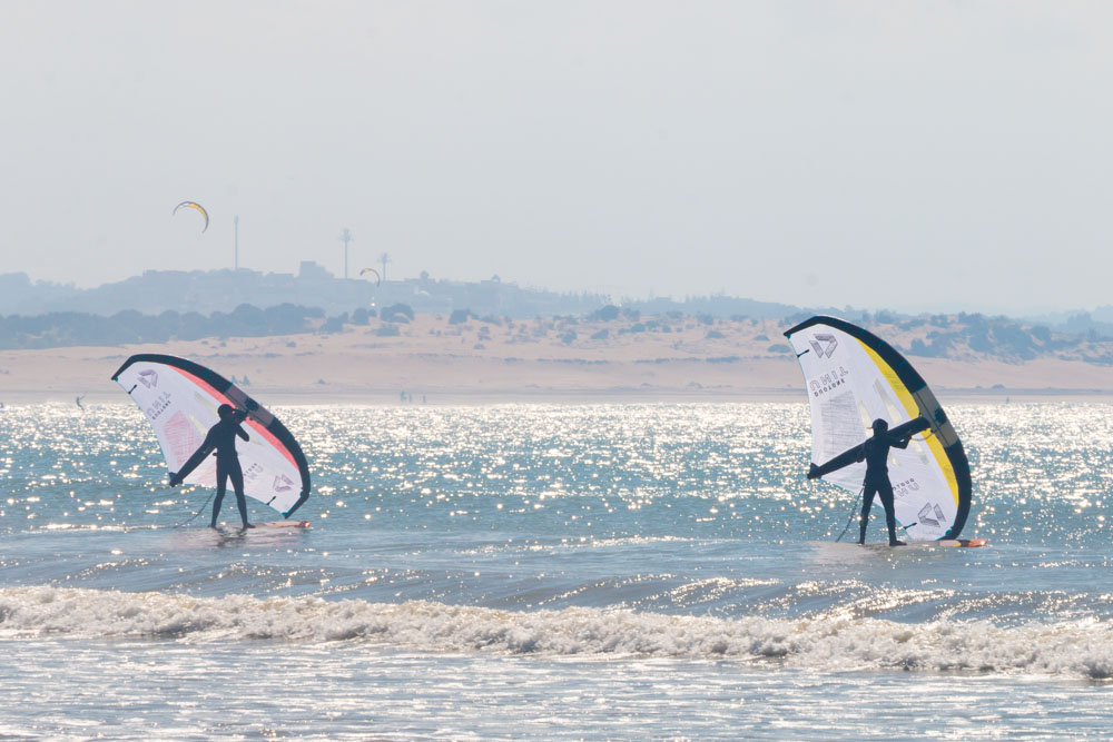 Windsurfer am Strand von Essaouira in Marokko Windsurfer am Strand von Essaouira in Marokko