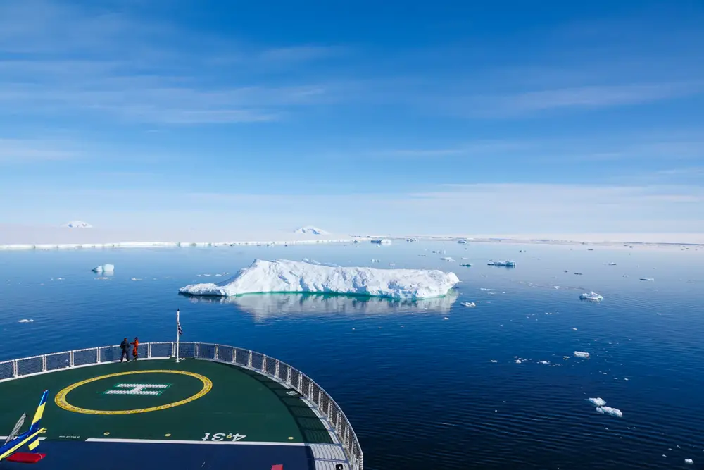 Blick von einem Expeditionsschiff auf die ruhige See in der Antarktis