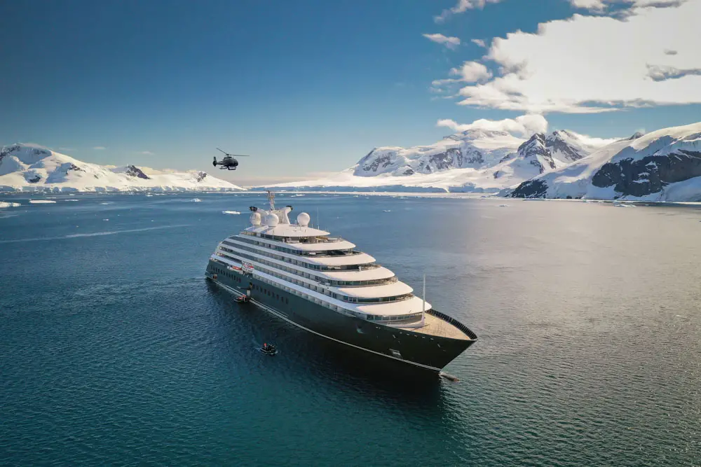 Scenic Eclipse mit Helikopter in der Antarktis Scenic Eclipse mit Helikopter in der Antarktis