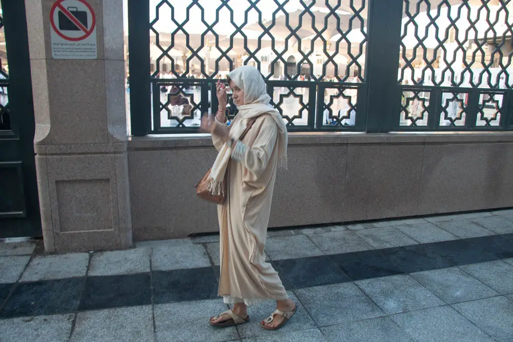 Daria mit Abaya in Medina in Saudi Arabien