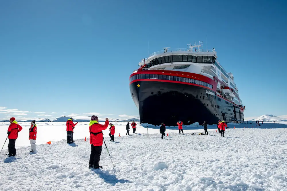 Antarktis Eisscholle mit MS Roald Amundsen