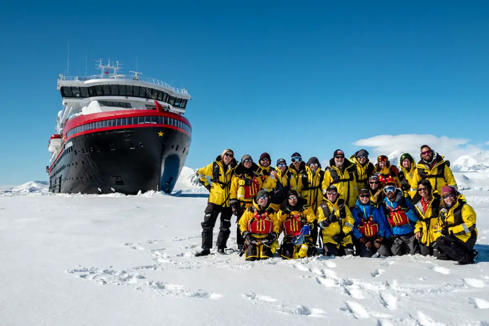 Antarktis Expeditionscrew der MS Roald Amundsen von Hurtigruten